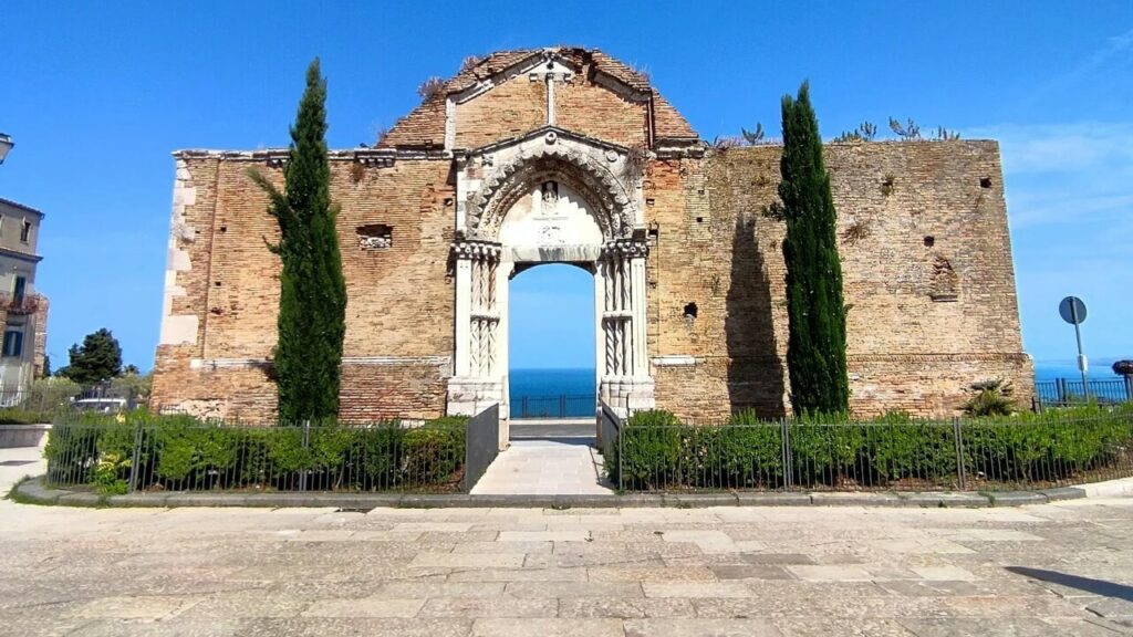 Portale chiesa San Pietro