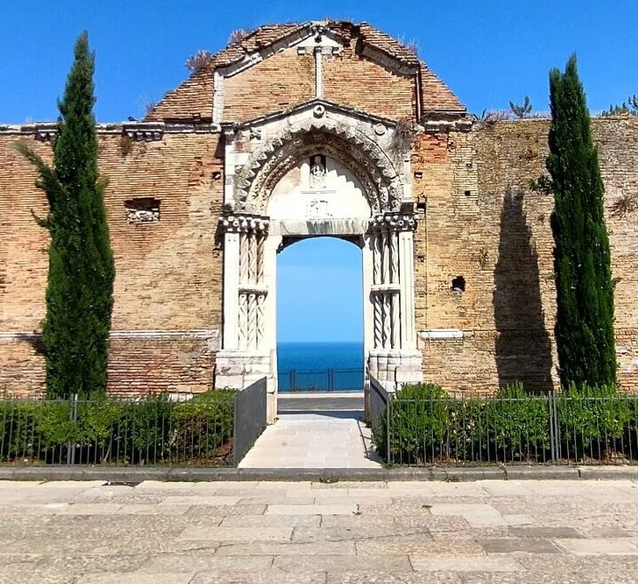 Portale chiesa San Pietro