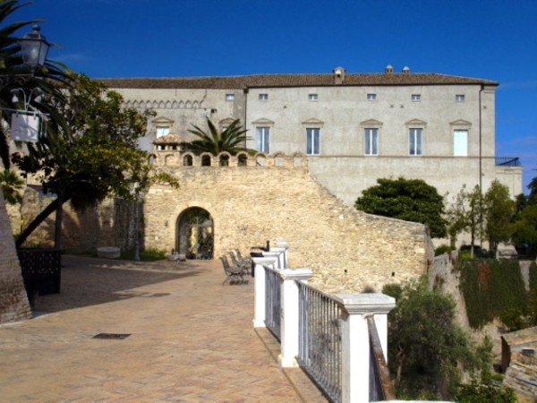 Palazzo D'Avalos dalla Loggia Amblingh