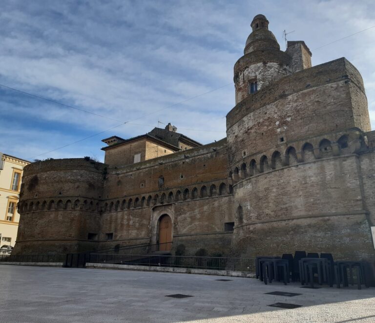 Castello Caldoresco - Piazza Barbacani