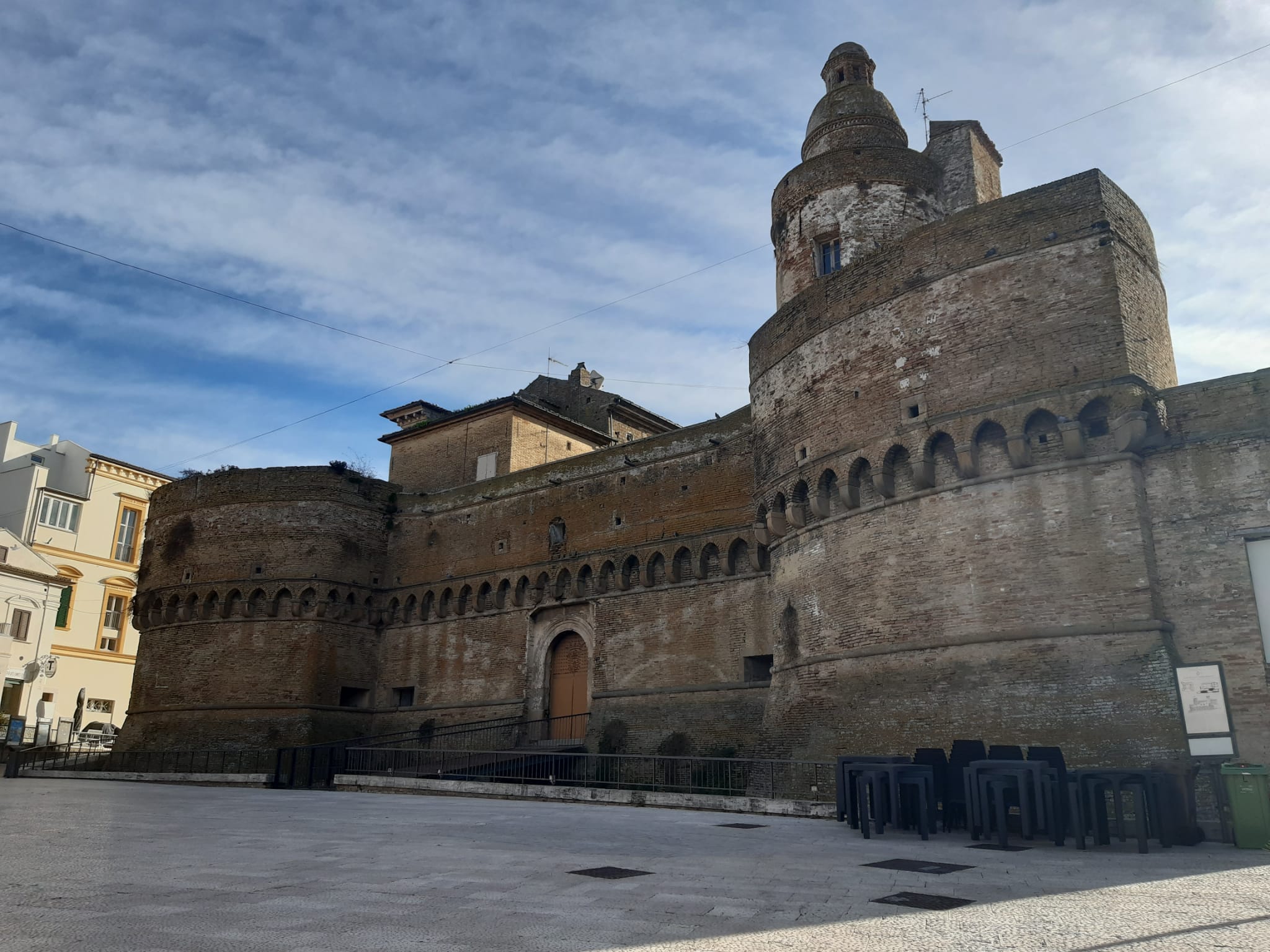 Castello Caldoresco - Piazza Barbacani