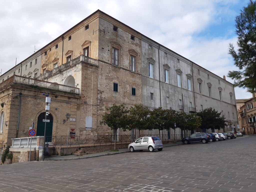 Palazzo D'Avalos retro (ex Palazzo Caldora) - Piazza del Popolo