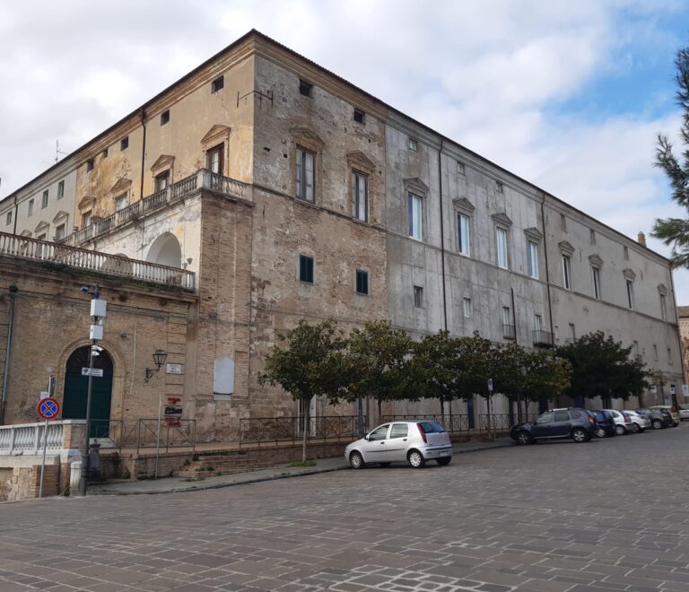 Palazzo D'Avalos retro (ex Palazzo Caldora) - Piazza del Popolo